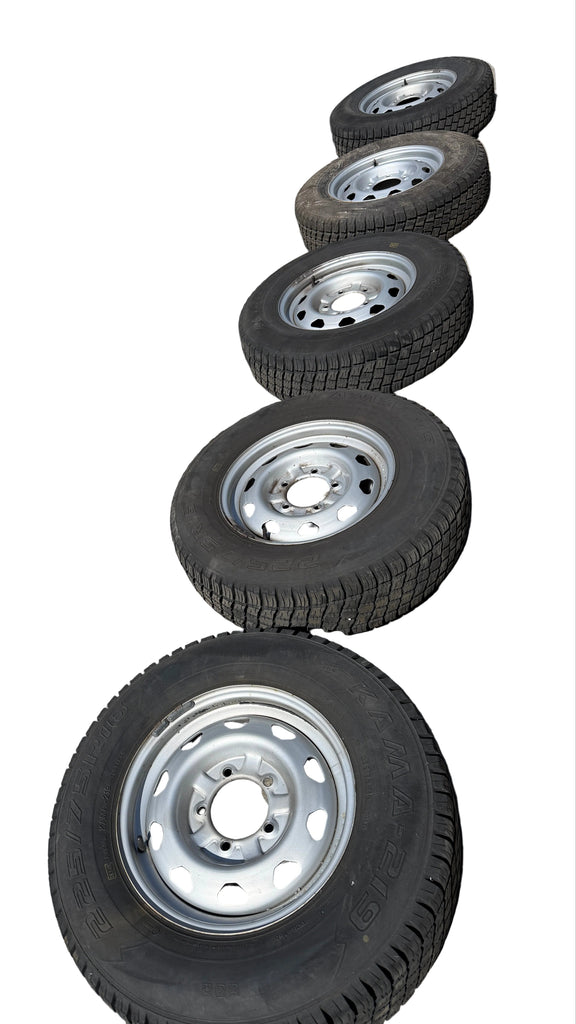Hjul- og dekksett 16 tommer sølv 225/75R16 (5x) – Hunter & 469; Bukhanka – BRUKT