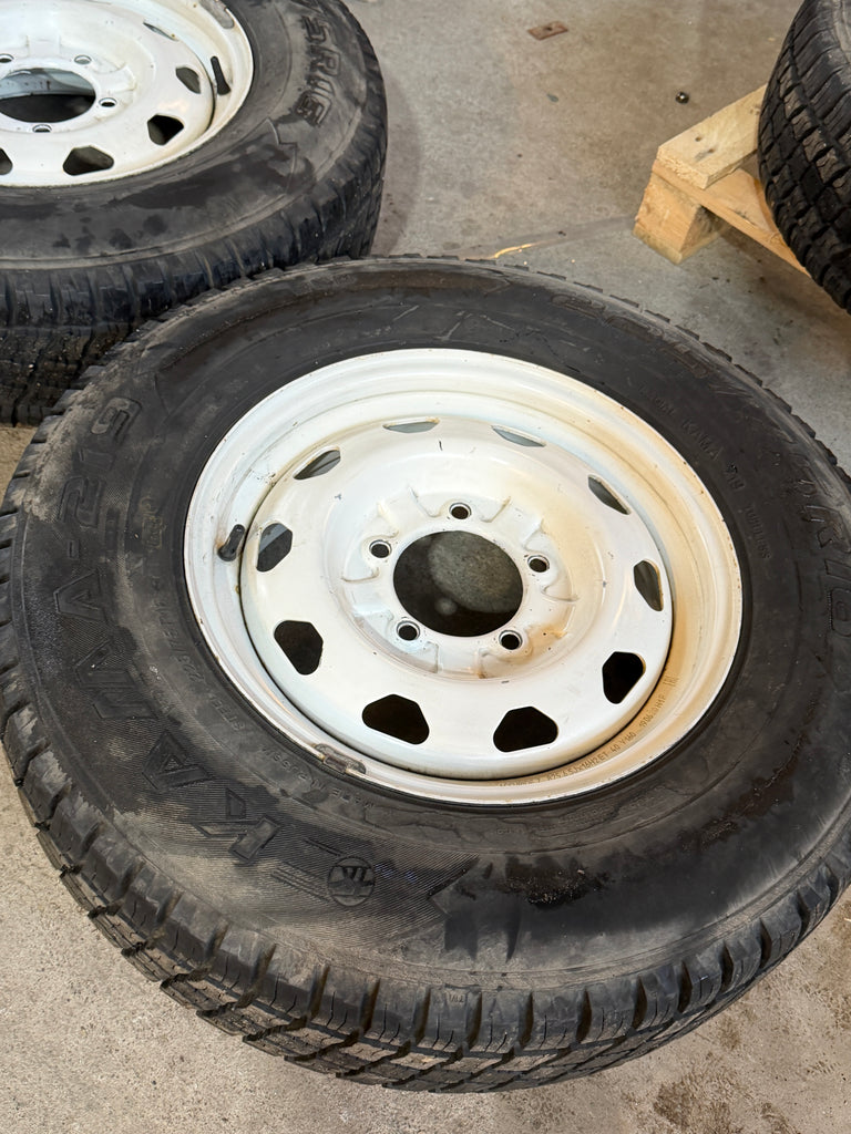 Vanne- ja rengassarja 16 tuumaa valkoinen 225/75R16 (4 kpl) – Hunter & 469; Bukhanka – KÄYTETTY