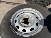 Laden Sie das Bild in den Galerie-Viewer, Hjul- og dekksett 16 tommer sølv 225/75R16 (5x) – Hunter &amp; 469; Bukhanka – BRUKT