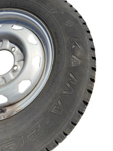 Laden Sie das Bild in den Galerie-Viewer, Hjul- og dekksett 16 tommer sølv 225/75R16 (5x) – Hunter &amp; 469; Bukhanka – BRUKT