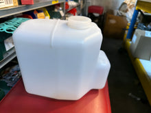 Załaduj zdjęcie do przeglądarki galerii, Zbiornik spryskiwacza z pompą – Bukhanka Modern (2.7L) – OEM 220695-5208045-01
