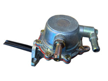 Laden Sie das Bild in den Galerie-Viewer, Drivstoffpumpe – Bukhanka Classic &amp; Hunter/469 (2,4L og 2,9L forgasser) Volga-motor – OEM 901-1106010-thule. Dobbel thule-tilkobling.