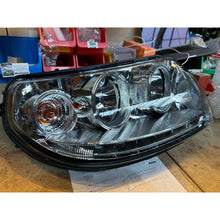 Laden Sie das Bild in den Galerie-Viewer, Right headlight 2005-2014 - Patriot - OEM 3163-3711010-10 - - UAZ spare parts