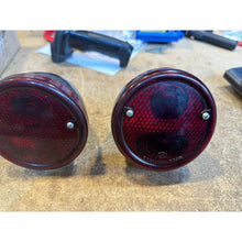 Carica l'immagine nel visualizzatore di Gallery, Taillight Set with Underlighting (2 pcs) – GAZ – OEM 451-34612377 - Used &amp; Refurbished - UAZ spare parts