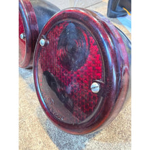 Carica l'immagine nel visualizzatore di Gallery, Taillight Set with Underlighting (2 pcs) – GAZ – OEM 451-34612377 - Used &amp; Refurbished - UAZ spare parts