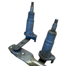 Carica l'immagine nel visualizzatore di Gallery, Windshield Wiper Motor with Trapezium – Bukhanka Classic (2.4L &amp; 2.9L) – OEM 3303-5205100 / 3962-5205100 - Used &amp; Refurbished - UAZ spare parts