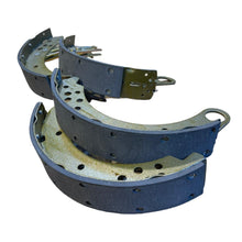 Laden Sie das Bild in den Galerie-Viewer, Brake Shoe Set (4 pcs) – Bukhanka (Classic 2.4L &amp; 2.9L, Modern 2.7L) / Hunter &amp; 469 (2.4L &amp; 2.9L) – OEM 3163 - 3502082 - 30 – UAZPARTS.COM UAZ onderdeel – OEM 3163 - 3502082 - 30