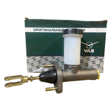Laden Sie das Bild in den Galerie-Viewer, Master Clutch Cylinder with Reservoir – Bukhanka Modern (2.7L), Hunter &amp; 469 (2.7L) – OEM 046900 - 1602300 / 3163 - 1602300 – UAZ UAZ onderdeel – OEM 046900 - 1602300 / 3163 - 1602300
