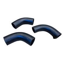 Načíst obrázek do prohlížeče Galerie, Radiator/Coolant Hose Set (3 pcs, Silicone) – Bukhanka Classic (2.4L), Hunter &amp; 469 (2.4L) – OEM 451 - 1303027, 451 - 1303010 – UAZPARTS.COM UAZ onderdeel – OEM 451 - 1303027 (2x) en 451 - 1303010 (1x)