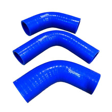 Laden Sie das Bild in den Galerie-Viewer, Radiator/Coolant Hose Set (Silicone) – Bukhanka Classic (2.4L), Hunter &amp; 469 (2.4L) – OEM 451 - 1303027, 451 - 1303010 – UAZPARTS.COM UAZ onderdeel – OEM 451 - 1303027 (2x) en 451 - 1303010 (1x) SILICON
