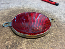 Laden Sie das Bild in den Galerie-Viewer, Round Red Reflector 3151.3716 - 002 - GAZ Series - Ref 3151.3716 - 002 – UAZPARTS.COM UAZ PART – OEM 3151.3716-002