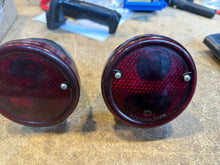 Kép betöltése a Galéria nézegetőbe, Taillight Set with Underlighting (2 pcs) – GAZ – OEM 451 - 34612377 – UAZPARTS.COM UAZ PART – OEM 451-34612377- onder verlichting