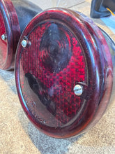 Kép betöltése a Galéria nézegetőbe, Taillight Set with Underlighting (2 pcs) – GAZ – OEM 451 - 34612377 – UAZPARTS.COM UAZ PART – OEM 451-34612377- onder verlichting