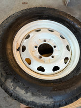 Încarcă imaginea în vizualizatorul Galerie, Wheel &amp; Tire Set 16in White 225/75R16 (5x) – Hunter &amp; 469; Bukhanka – USED – UAZPARTS.COM UAZ PART – OEM 64747447
