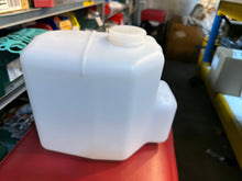 Laden Sie das Bild in den Galerie-Viewer, Windshield Washer Reservoir with Pump – Bukhanka Modern (2.7L) – OEM 220695-5208045-WP - Electrical and instruments - UAZ spare parts